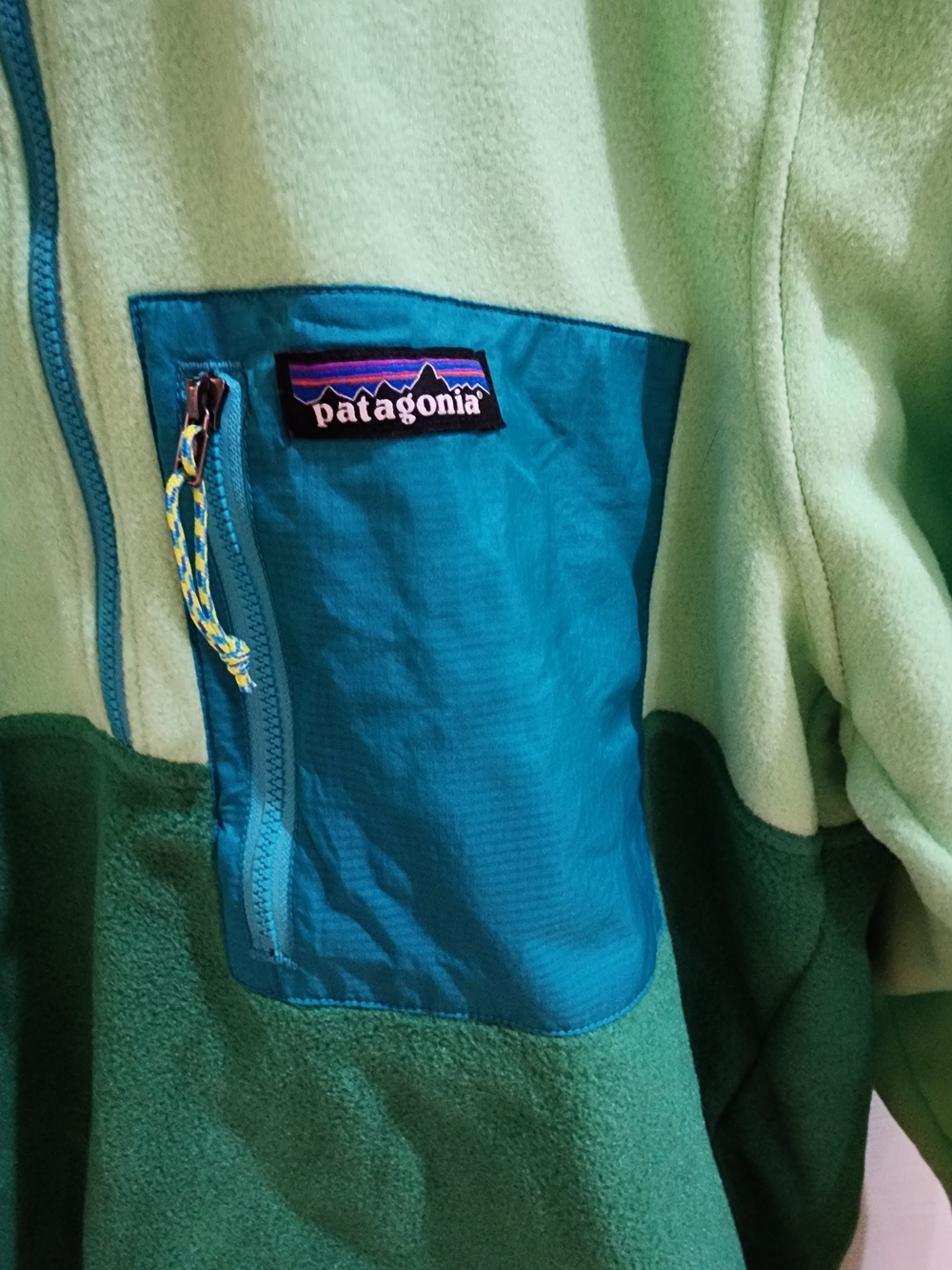 Patagonia Mens Gather Green Microdini Fleece Pullover with Teal Pocket - Picture 2 of 6